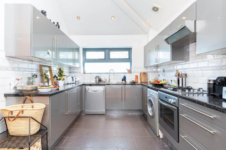 			Private roof terrace, Studio Apartment, 1 bath, 1 reception Apartment			 Bethnal Green Road, BETHNAL GREEN-HACKNEY-LONDON FIELDS